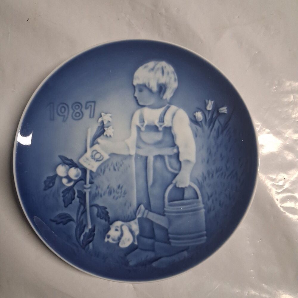 Bing and Grondahl Barnets Dag (Children's Day) Plate 1987 "The Little Gardeners"